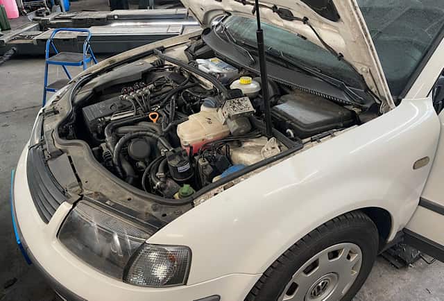 Motorraum VW Passat 2008 – neues ABS-Steuergeraet eingebaut und programmiert bei Savtrans Berlin