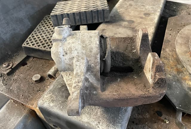 Verschlissene Bremsbelaege und Bremsscheibe Mercedes E-Klasse – deutlicher Metallabrieb sichtbar