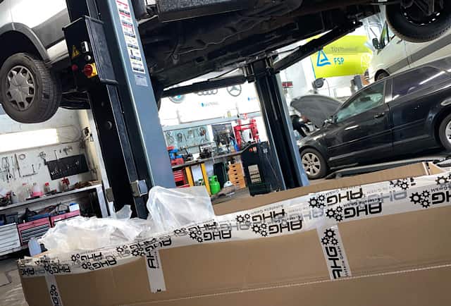 Einbau neuer Katalysator Ford Transit – Abgasanlage wird montiert bei Savtrans Berlin
