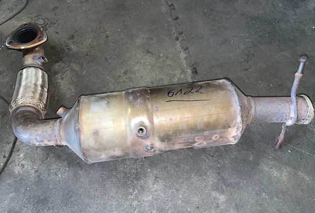 Verstopfter Katalysator Ford Transit 2.0 TDCi – ausgebaute Baugruppe mit DPF