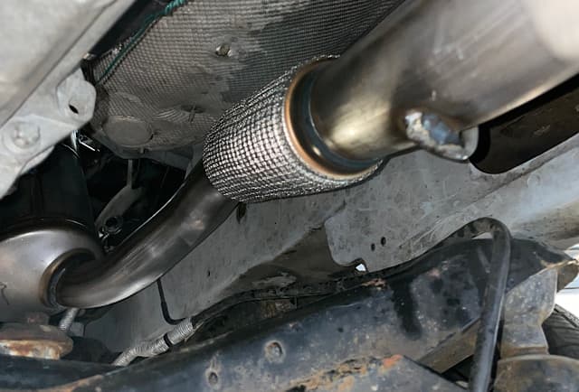 Neue Katalysator-DPF-Einheit wird in Ford Transit eingebaut – Reparatur in 4 Stunden