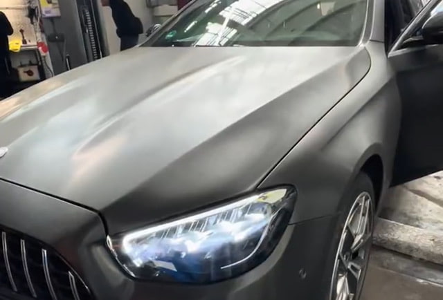 Mercedes-AMG GT 4-Door nach Reifenwechsel vor KFZ Werkstatt Savtrans Berlin