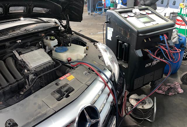 Kaeltemittel-Befuellung am Fahrzeugmotor – professionelle Ausstattung in KFZ Werkstatt Berlin