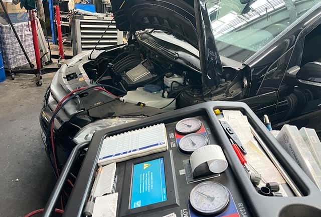 Auto-Klimaanlage selbst nachfüllen oder professionell befüllen lassen?