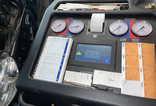 Klimaanlage wird am Mercedes B 170 befuellt – Dichtheitspruefung inklusive bei Savtrans Berlin