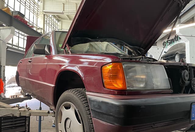 Stoßdämpfer & Bremsen wechseln am Mercedes-Benz W201 (190er, 1985) – Klassiker-Reparatur in Berlin