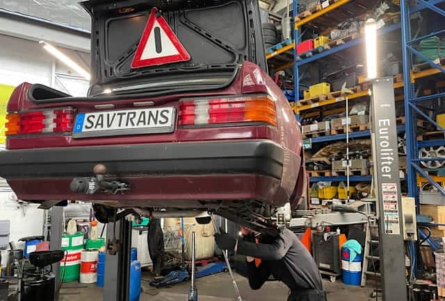 Hintere Stoßdämpfer Mercedes W201 ausgebaut – Verschleiß sichtbar, Austausch bei Savtrans