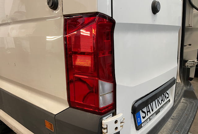 Beschädigte Rückleuchte MAN TGE 3.180 – Kunststoffgehäuse verschlissen vor dem Austausch
