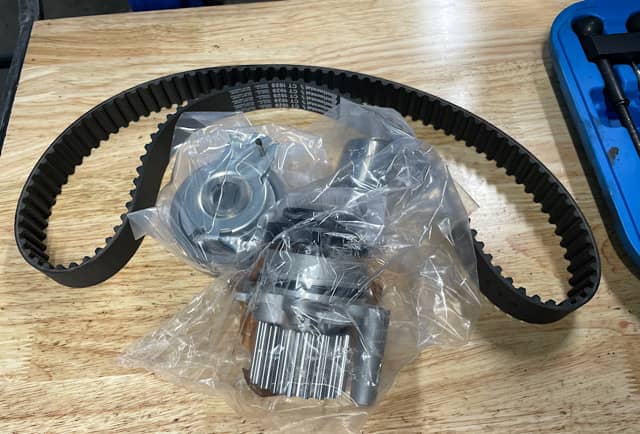 Neuer Zahnriemensatz mit Wasserpumpe fuer Audi A4 – Qualitaetsteile fuer Einbau bei Savtrans Berlin