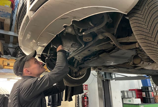 Audi A4 auf Hebebuehne – Kuehlsystem wird geprueft nach Wasserpumpentausch
