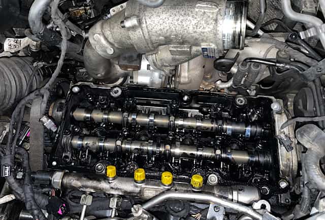 Geöffneter Motorraum VW Crafter – Zylinderkopf freigelegt bei Savtrans Berlin